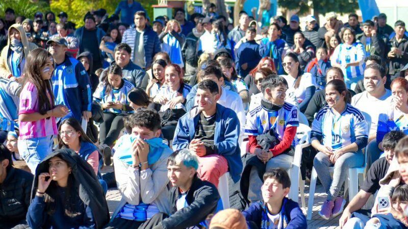 En Las Lomitas, Solís compartió junto al pueblo los festejos por el triunfo de la Selección