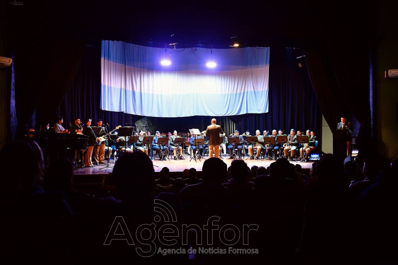Velada patriótica: Con un emotivo concierto conjunto en el Teatro de la Ciudad, se recibió el Día de la Independencia