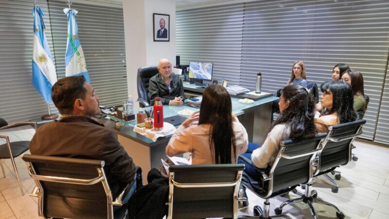 El ministro Ferreira se reunió con alumnas de psicología que participarán en el Congreso Argentino de Salud Mental