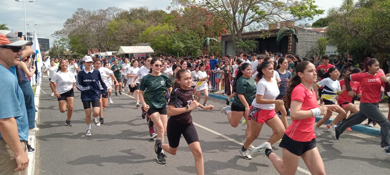 Exitosa convocatoria en la maratón estudiantil y carrera de postas en la Costanera organizada por la FeCES