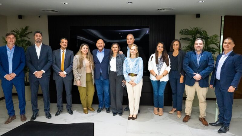 Insfrán se reunió con autoridades del Colegio de Escribanos y nuevos titulares de Registros Notariales